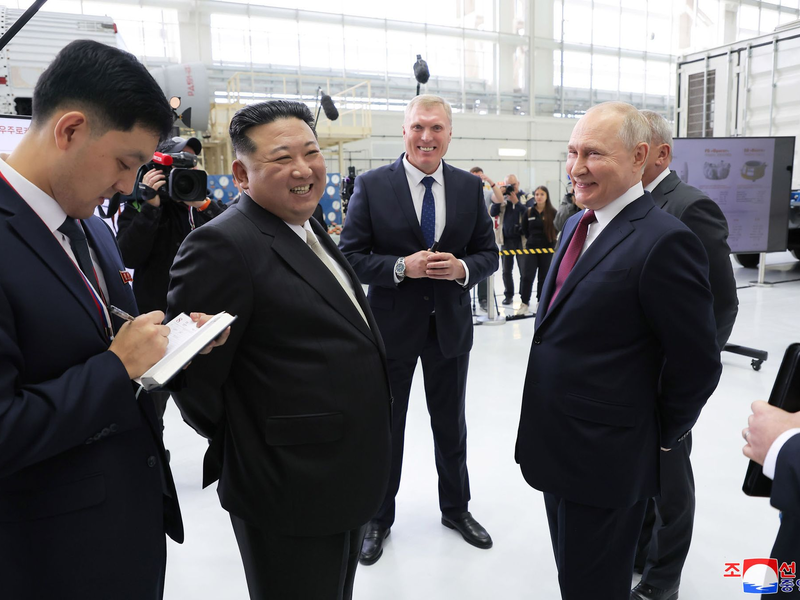 Wladimir Putin und Kim Jong Un beim Besuch des Weltraumbahnhofs Wostotschny außerhalb der Stadt Ziolkowski. - Foto: Uncredited/KCNA/KNS/dpa