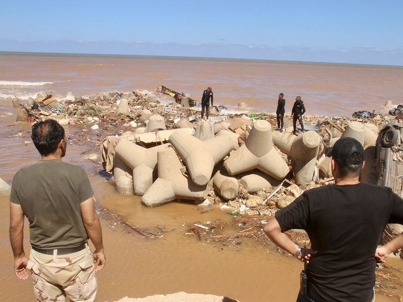 Helfer begraben Opfer der Sturzflut in Libyen. - Foto: Yousef Murad/AP/dpa
