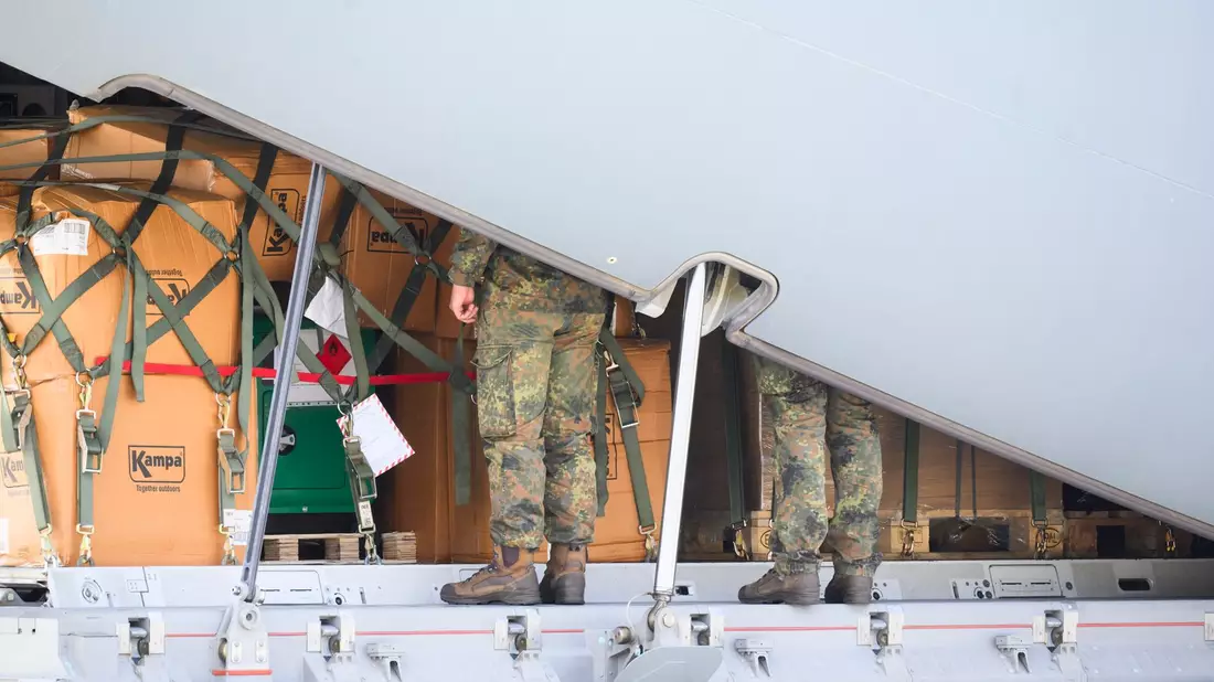 Hilfsgüter des Technischen Hilfswerkes THW für Libyen werden am Fliegerhorst Wunstorf in ein Transportflugzeug Airbus A400M der Luftwaffe verladen. - Bild: Julian Stratenschulte/dpa