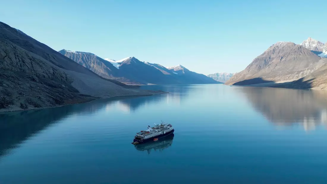 Das Kreuzfahrtschiff «Ocean Explorer» war auf Grund gelaufen. - Bild: Uncredited/SIRIUS/Joint Artic Command/AP/dpa