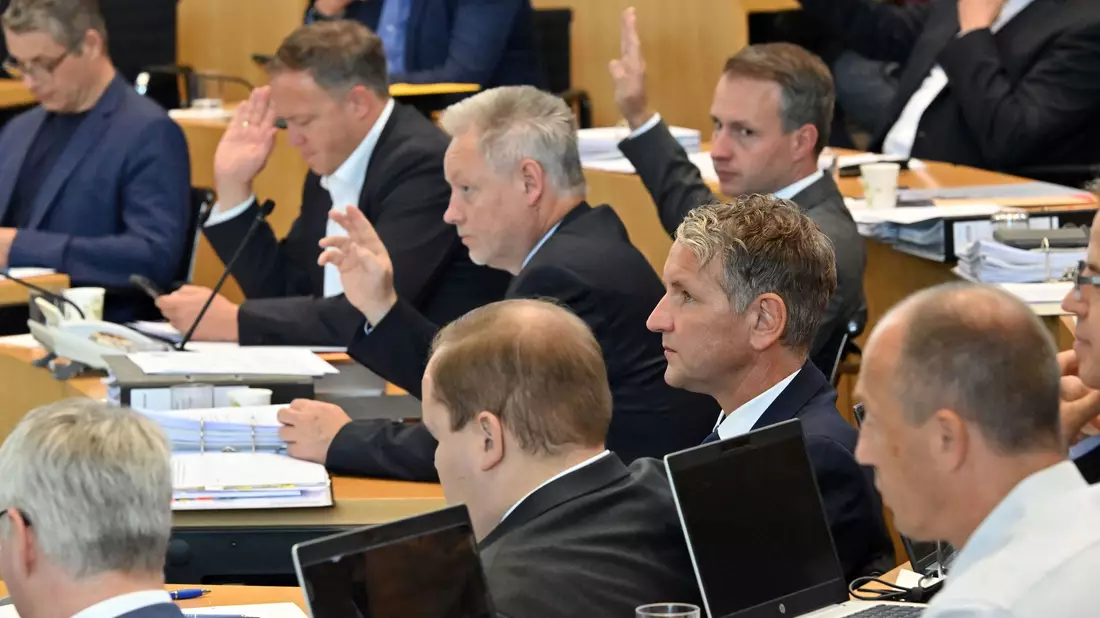 Abgeordnete von CDU, FDP und AfD stimmen im Thüringer Landtag für den Gesetzentwurf der Union. - Bild: Martin Schutt/dpa