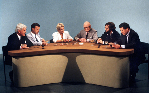 Fernseh-Moderator Werner Höfer (3.v.r.) im August 1987 mit seinen Gästen, darunter die ehemaligen Regierungssprecher Klaus Bölling (r) und Peter Boenisch (l). - Foto: Franz-Peter Tschauner/dpa