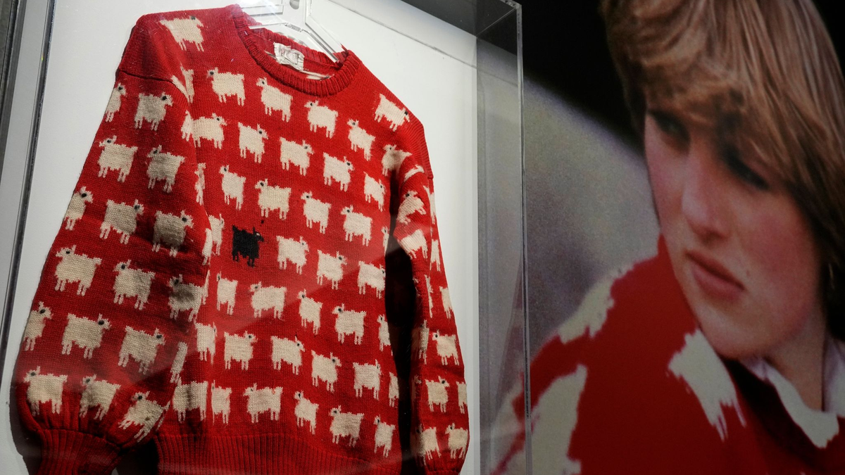 Der Pullover von Prinzessin Diana im Auktionshaus Sotheby's. - Foto: Frank Augstein/AP