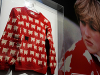 Der Pullover von Prinzessin Diana im Auktionshaus Sotheby's. - Foto: Frank Augstein/AP