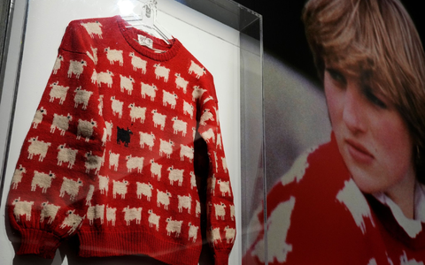 Der Pullover von Prinzessin Diana im Auktionshaus Sotheby's. - Foto: Frank Augstein/AP