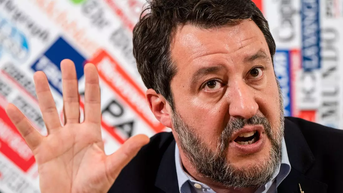 «Es ist keine spontane Episode, sie ist offensichtlich organisiert, finanziert und vorbereitet»: Italiens Vize-Regierungschef Matteo Salvini. - Bild: Domenico Stinellis/AP