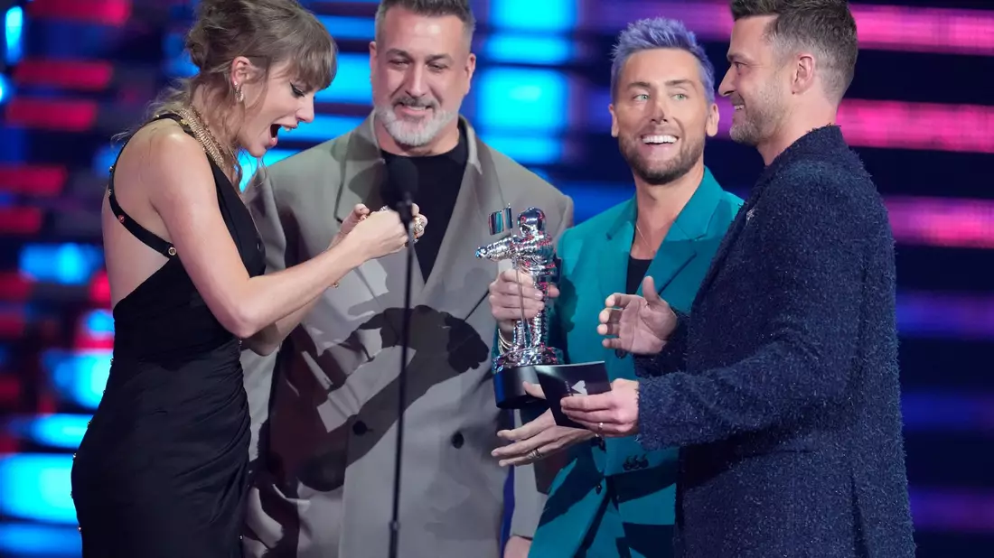 Joey Fatone (M), Lance Bass und Justin Timberlake von NSYNC überreichen den Preis für den besten Pop an Taylor Swift (l) für «Anti-Hero» während der MTV Video Music Awards. - Bild: Charles Sykes/Invision/AP/dpa