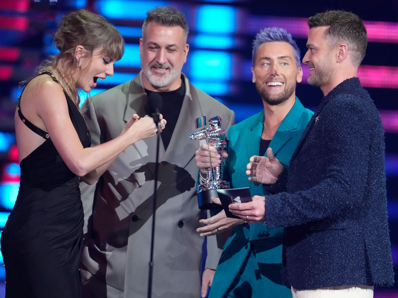 Joey Fatone (M), Lance Bass und Justin Timberlake von NSYNC überreichen den Preis für den besten Pop an Taylor Swift (l) für «Anti-Hero» während der MTV Video Music Awards. - Foto: Charles Sykes/Invision/AP/dpa