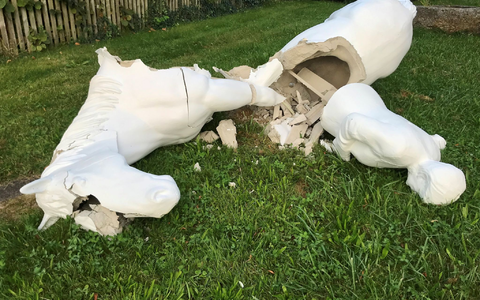 Das Merkel-Reiterstandbild von Künstler Wilhelm Koch in Etsdorf ist auseinandergebrochen. - Foto: Wilhelm Koch/dpa