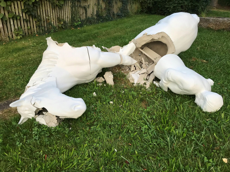 Das Merkel-Reiterstandbild von Künstler Wilhelm Koch in Etsdorf ist auseinandergebrochen. - Foto: Wilhelm Koch/dpa