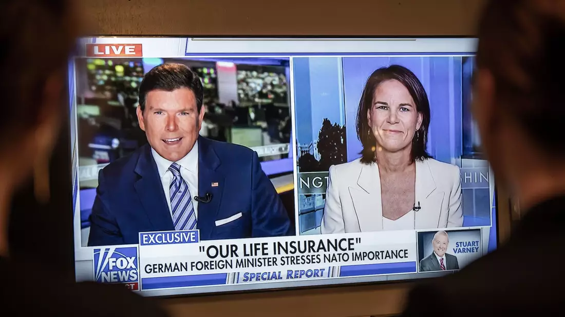 Bundesaußenministerin Annalena Baerbock (Grüne) wird in einer Sendung des US-Fernsehsenders Fox News von Moderator Bret Baier interviewt. - Bild: Michael Kappeler/dpa