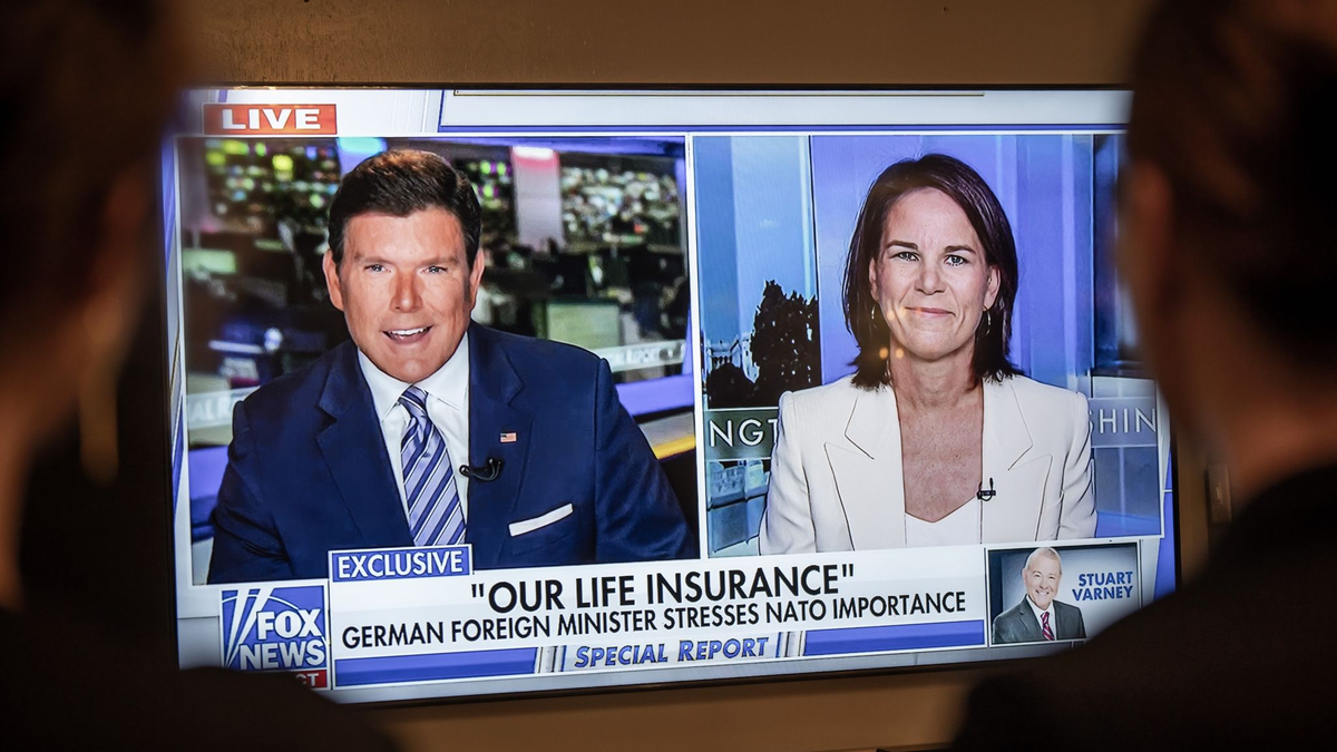 Bundesaußenministerin Annalena Baerbock (Grüne) wird in einer Sendung des US-Fernsehsenders Fox News von Moderator Bret Baier interviewt. - Foto: Michael Kappeler/dpa