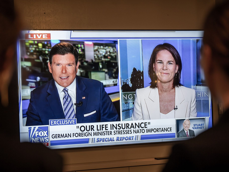 Bundesaußenministerin Annalena Baerbock (Grüne) wird in einer Sendung des US-Fernsehsenders Fox News von Moderator Bret Baier interviewt. - Foto: Michael Kappeler/dpa