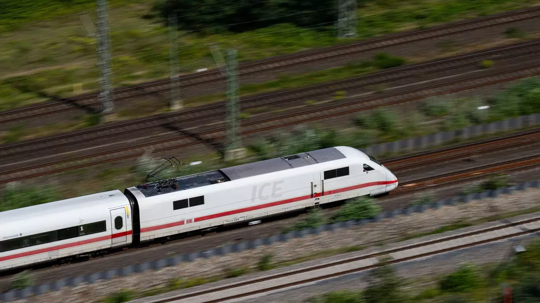 Die überlastete Infrastruktur steht bei den Pünktlichkeitsproblemen der Bahn im Fokus. - Bild: Daniel Reinhardt/dpa