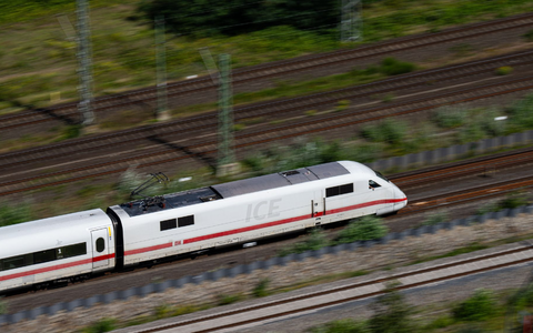 Die überlastete Infrastruktur steht bei den Pünktlichkeitsproblemen der Bahn im Fokus. - Foto: Daniel Reinhardt/dpa