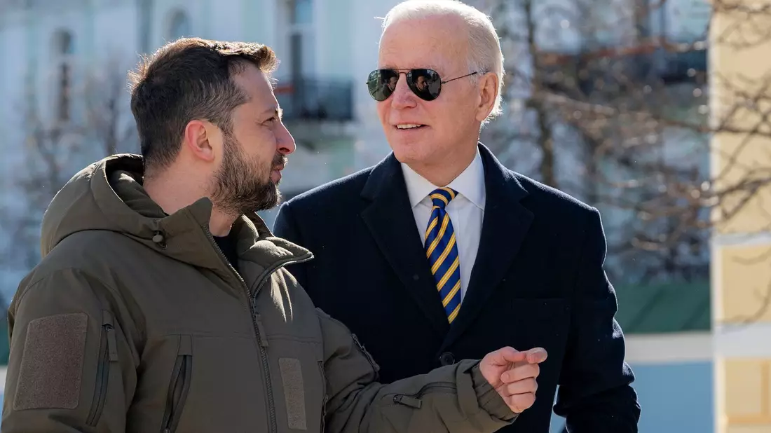 US-Präsident Joe Biden spricht bei seinem Besuch in Kiew am 20.02.2023 mit Wolodymyr Selenskyj. Der ukrainische Präsident kommt US-Medienberichten zufolge nach Washington. - Bild: Uncredited/Ukrainian Presidential Press Office/AP/dpa