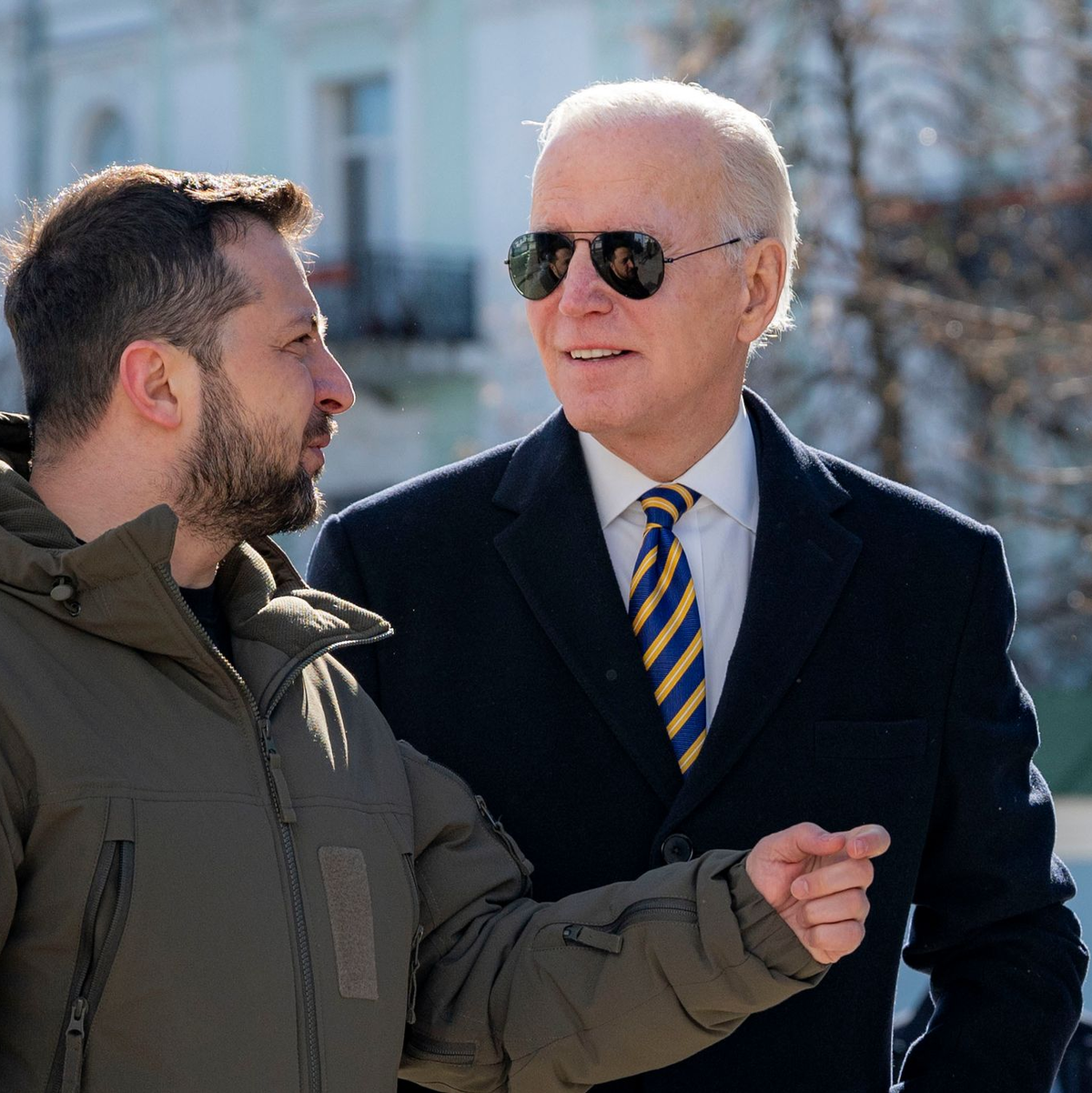 US-Präsident Joe Biden spricht bei seinem Besuch in Kiew am 20.02.2023 mit Wolodymyr Selenskyj. Der ukrainische Präsident kommt US-Medienberichten zufolge nach Washington. - Foto: Uncredited/Ukrainian Presidential Press Office/AP/dpa