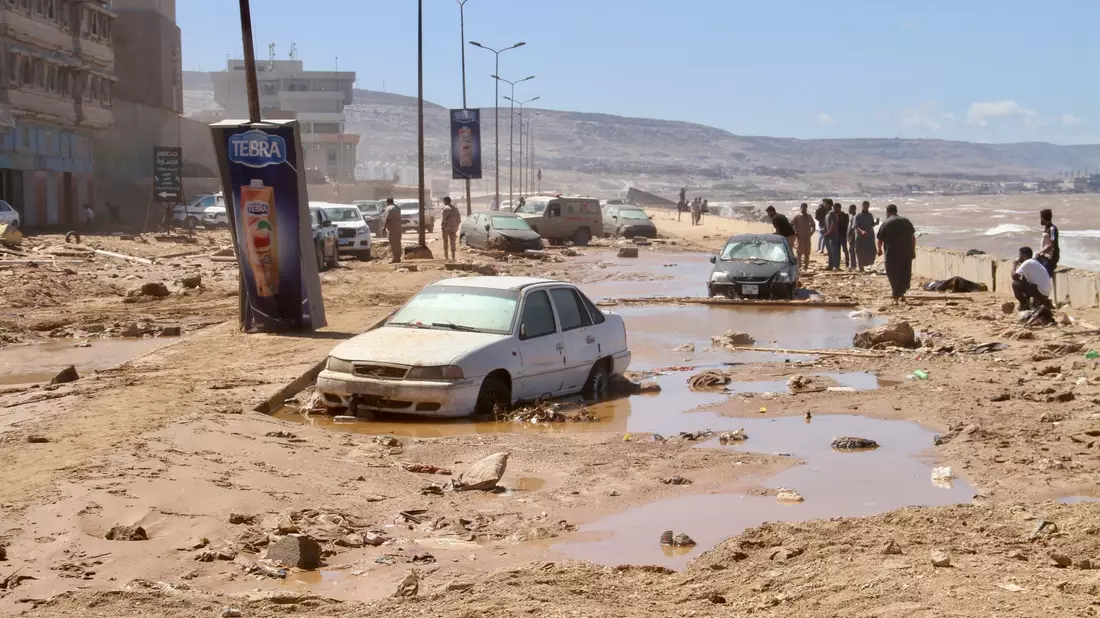 Suchmannschaften durchkämmen die Stadt Darna auf der Suche nach Opfern. - Bild: Yousef Murad/AP