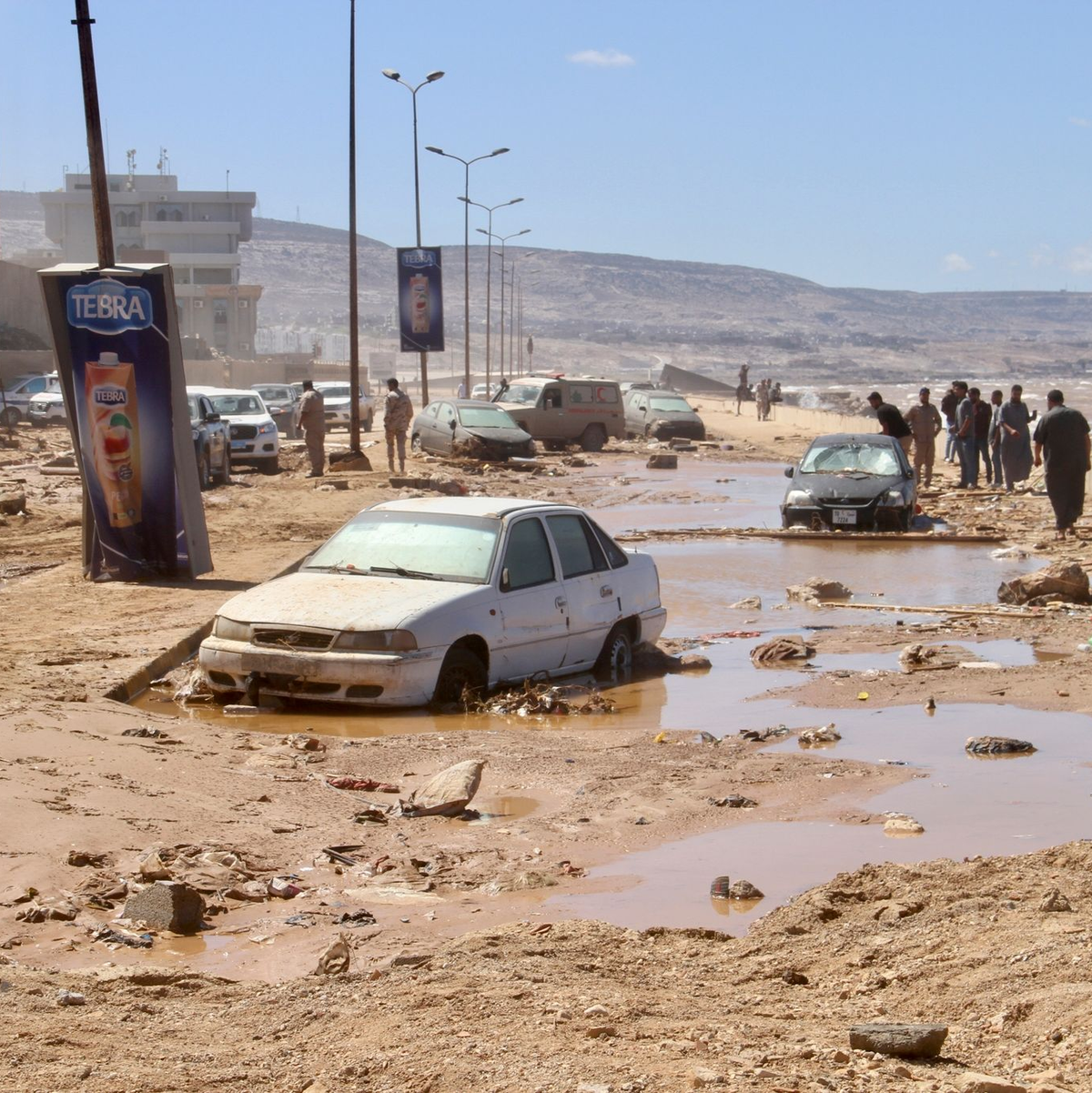 Suchmannschaften durchkämmen die Stadt Darna auf der Suche nach Opfern. - Foto: Yousef Murad/AP