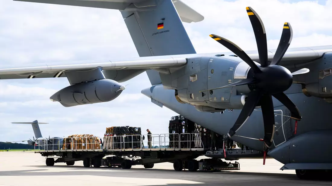 Hilfsgüter des Technischen Hilfswerkes THW werden am Fliegerhorst Wunstorf in ein Transportflugzeug Airbus A400M der Luftwaffe verladen. - Bild: Julian Stratenschulte/dpa