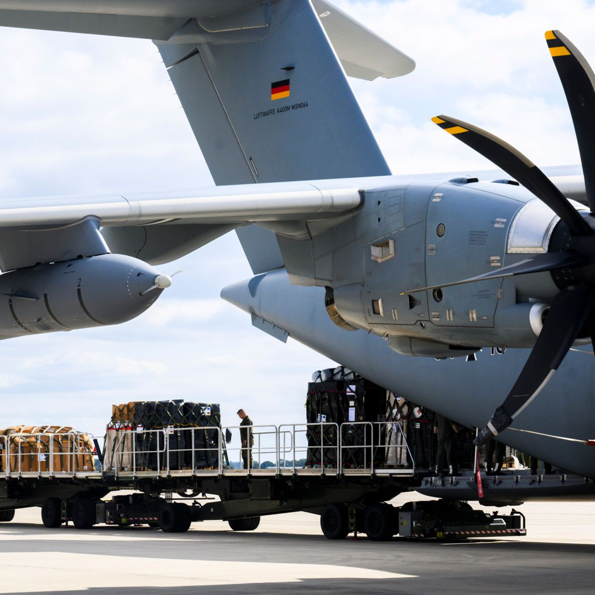 Hilfsgüter des Technischen Hilfswerkes THW werden am Fliegerhorst Wunstorf in ein Transportflugzeug Airbus A400M der Luftwaffe verladen. - Foto: Julian Stratenschulte/dpa