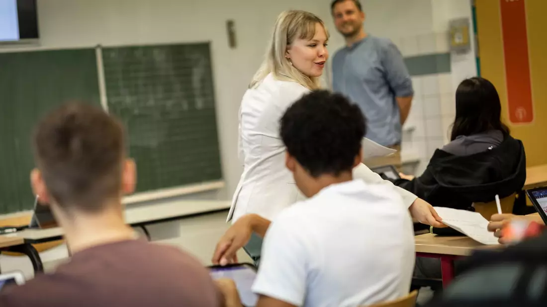 Die Oberstufenschülerin Gina Marie Wiethege spielt im Rahmen des Projekts Rollenwechsel einen Tag lang Lehrer. - Bild: Christoph Reichwein/dpa