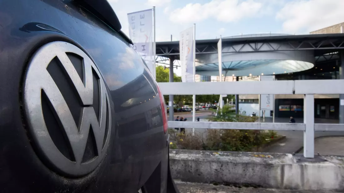 Die Abgas-Affäre stürzte Volkswagen in eine tiefe Krise. (Archivbild)  - Bild: Julian Stratenschulte/dpa