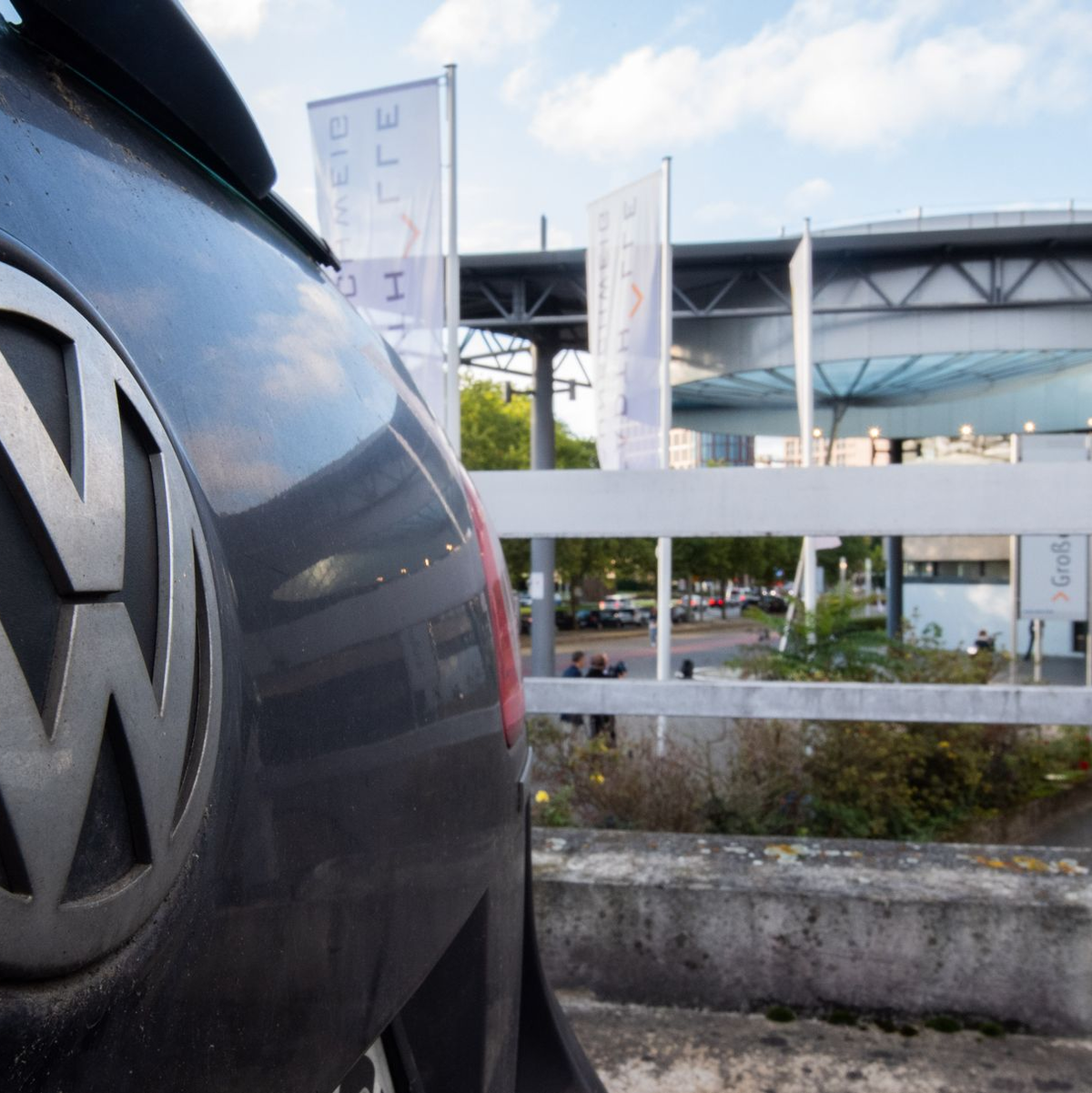 Die Verfahrensbeteiligten im Prozess um den VW-Abgasskandal - bis auf die vier Angeklagten - stehen zu Prozessbeginn im Gerichtssaal im Landgericht Braunschweig. - Foto: Julian Stratenschulte/dpa