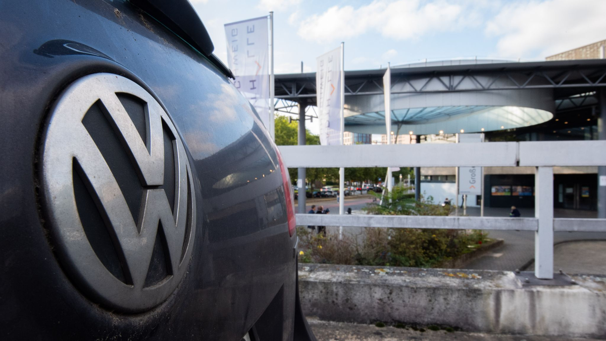 Die Abgas-Affäre stürzte Volkswagen in eine tiefe Krise. (Archivbild)  - Foto: Julian Stratenschulte/dpa