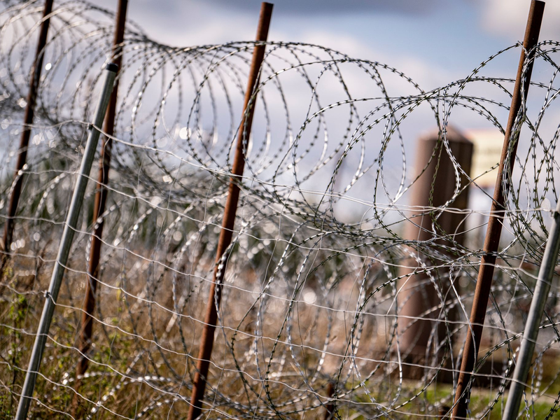 Ein Stacheldrahtzaun schützt das Grenzdreieck von Polen zu Russland und Litauen. - Foto: Fabian Sommer/dpa