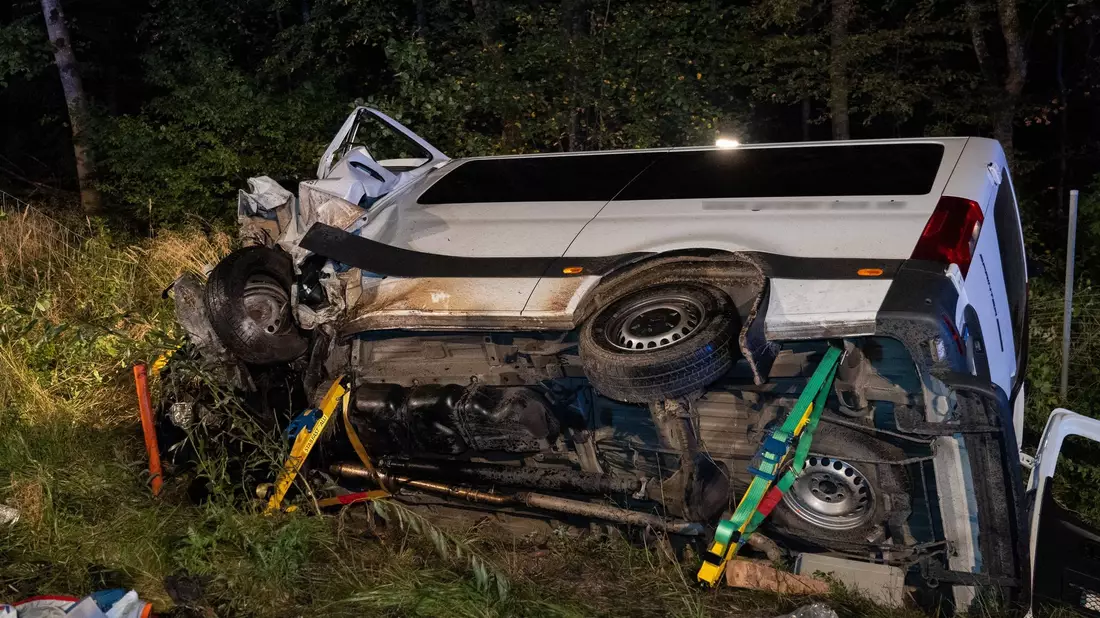 Der Kleintransporter ist mit einem anderen Auto in Oberbayern kollidiert. - Bild: Schmelzer/vifogra/dpa