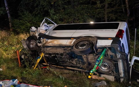 Der Kleintransporter ist mit einem anderen Auto in Oberbayern kollidiert. - Foto: Schmelzer/vifogra/dpa