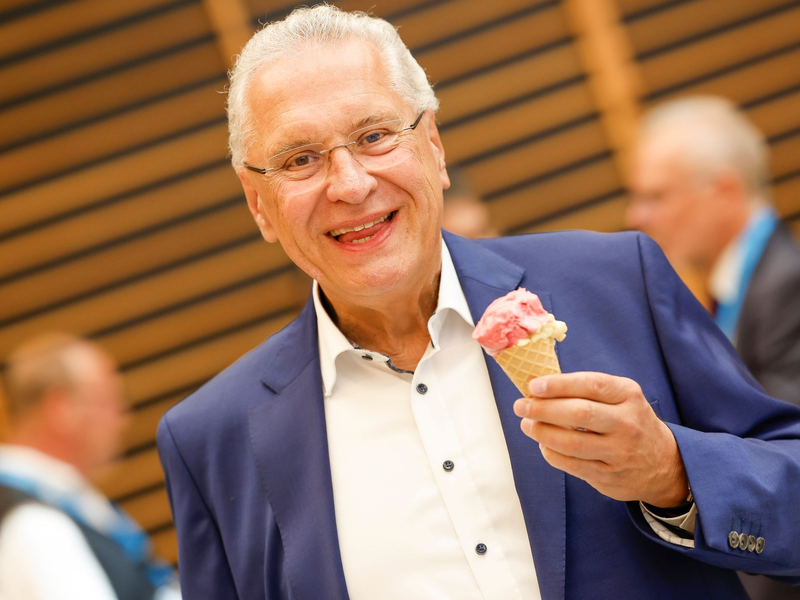 Bayerns Innenminister Joachim Herrmann ist der Vorsitzende der Sportministerkonferenz. - Foto: Daniel Löb/dpa