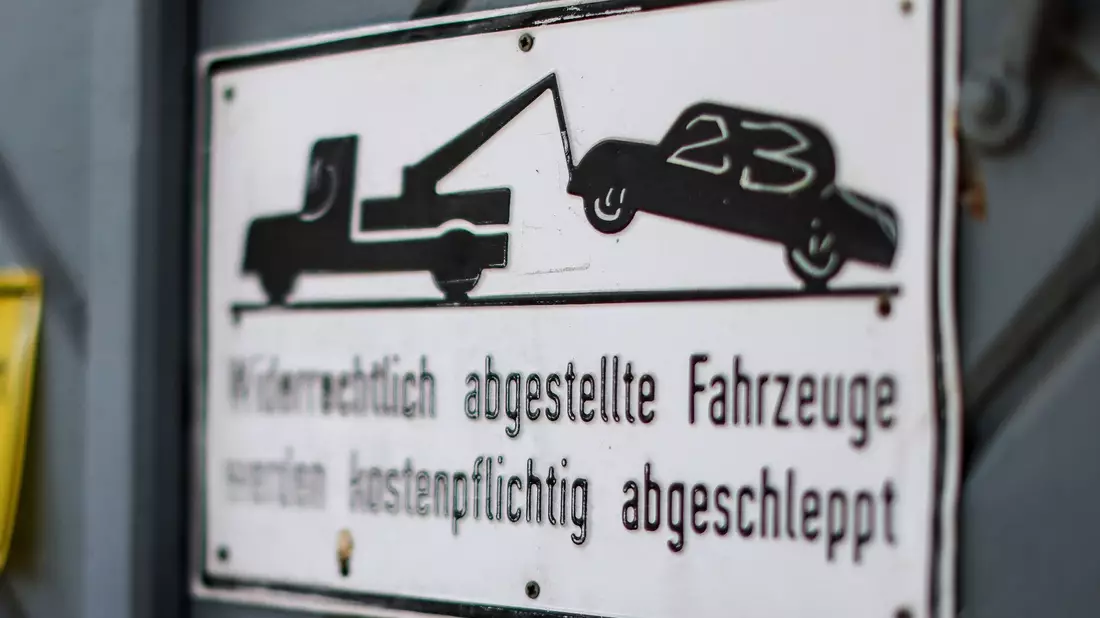 Dürfen widerrechtlich abgestellte Fahrzeuge den Autobesitzer 4935 Euro kosten? - Bild: Jan Woitas/dpa