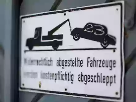 Dürfen widerrechtlich abgestellte Fahrzeuge den Autobesitzer 4935 Euro kosten? - Foto: Jan Woitas/dpa