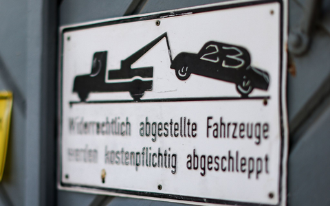 Dürfen widerrechtlich abgestellte Fahrzeuge den Autobesitzer 4935 Euro kosten? - Foto: Jan Woitas/dpa
