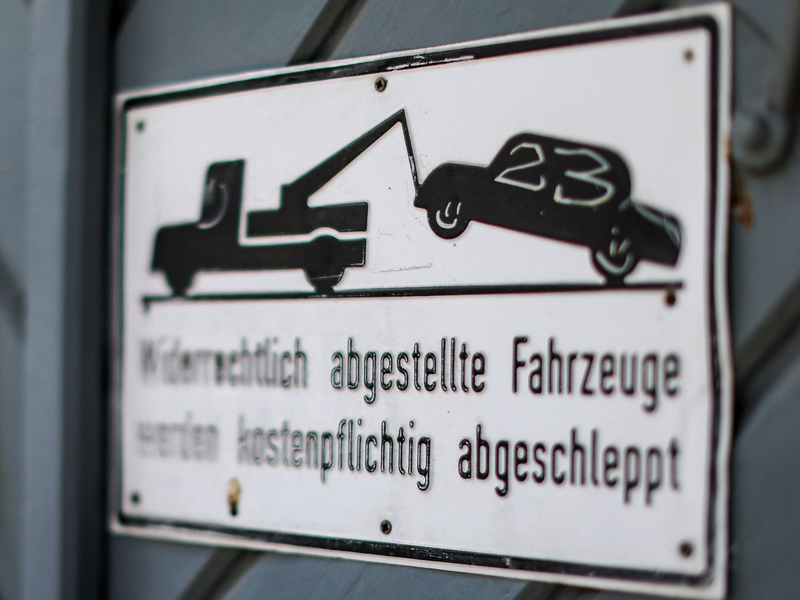 Dürfen widerrechtlich abgestellte Fahrzeuge den Autobesitzer 4935 Euro kosten? - Foto: Jan Woitas/dpa