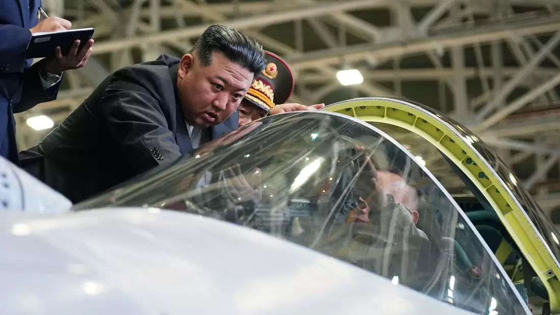 Nordkoreas Machthaber Kim Jong Un betrachtet das Cockpit eines Militärjets. - Bild: ---/Khabarovsky Krai Region Government/AP/dpa