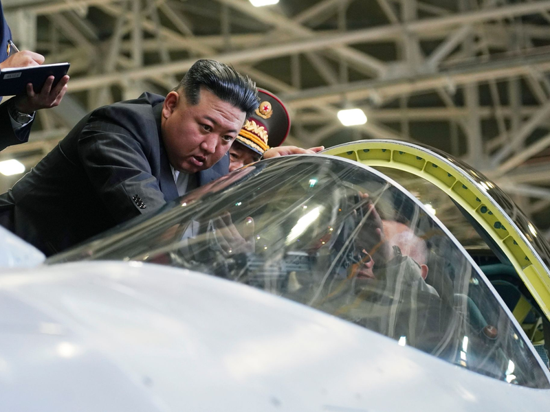 Nordkoreas Machthaber Kim Jong Un betrachtet das Cockpit eines Militärjets. - Foto: ---/Khabarovsky Krai Region Government/AP/dpa
