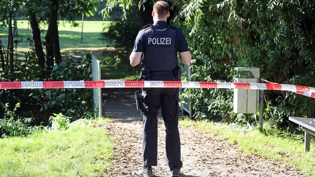 Ein Polizist sichert den abgesperrten Fundort am See Pragsdorf ab. - Bild: Bernd Wüstneck/dpa