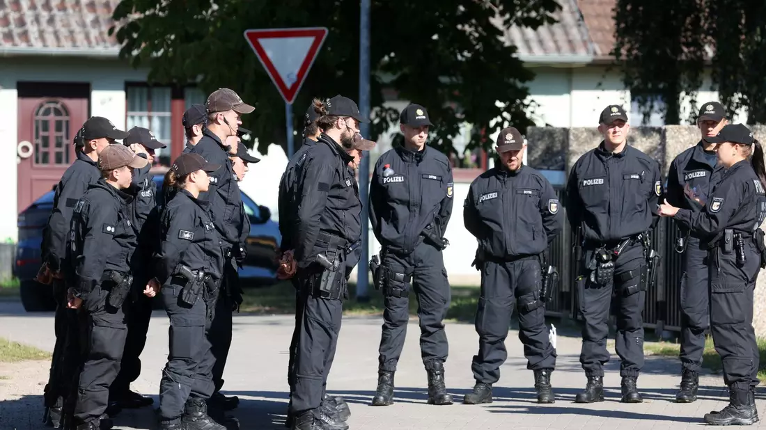 Polizistinnen und Polizisten sind für Befragungen und Untersuchungen in Pragsdorf. - Bild: Bernd Wüstneck/dpa