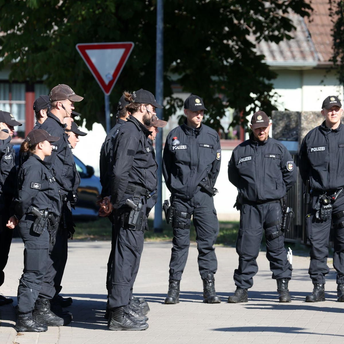 Polizistinnen und Polizisten sind für Befragungen und Untersuchungen in Pragsdorf. - Foto: Bernd Wüstneck/dpa
