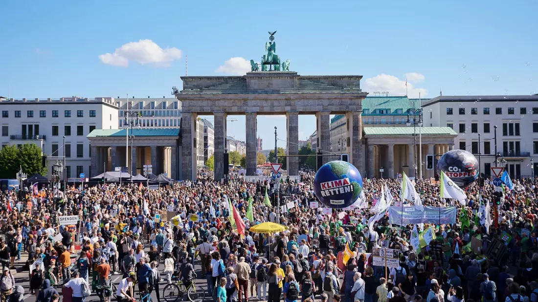 Tausende Menschen nehmen an der Protestaktion der Klimaschutzbewegung Fridays for Future vor dem Brandenburger Tor teil. - Bild: Annette Riedl/dpa