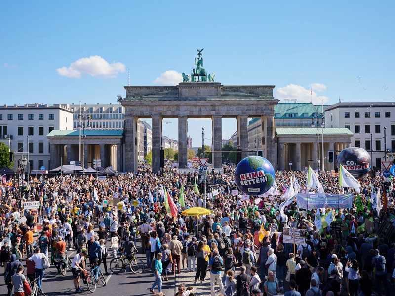Tausende Menschen nehmen an der Protestaktion der Klimaschutzbewegung Fridays for Future vor dem Brandenburger Tor teil. - Foto: Annette Riedl/dpa
