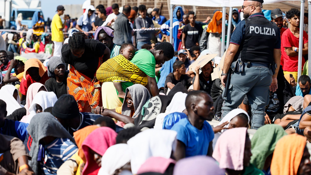 Migranten warten darauf, von der Insel Lampedusa auf das Festland gebracht zu werden. - Foto: Cecilia Fabiano/LaPresse/AP/dpa