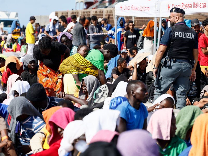 Migranten warten darauf, von der Insel Lampedusa auf das Festland gebracht zu werden. - Foto: Cecilia Fabiano/LaPresse/AP/dpa