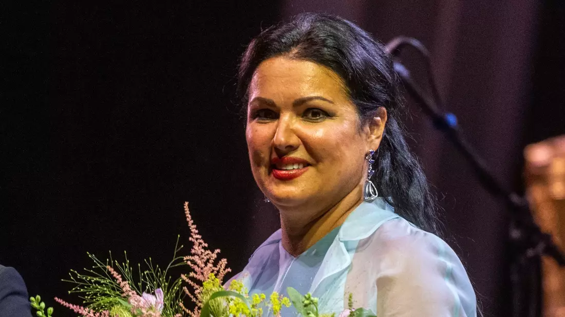 Der russische Opernstar Anna Netrebko steht im Innenhof des Fürstenschlosses St. Emmeram in Regensburg. - Bild: Armin Weigel/dpa