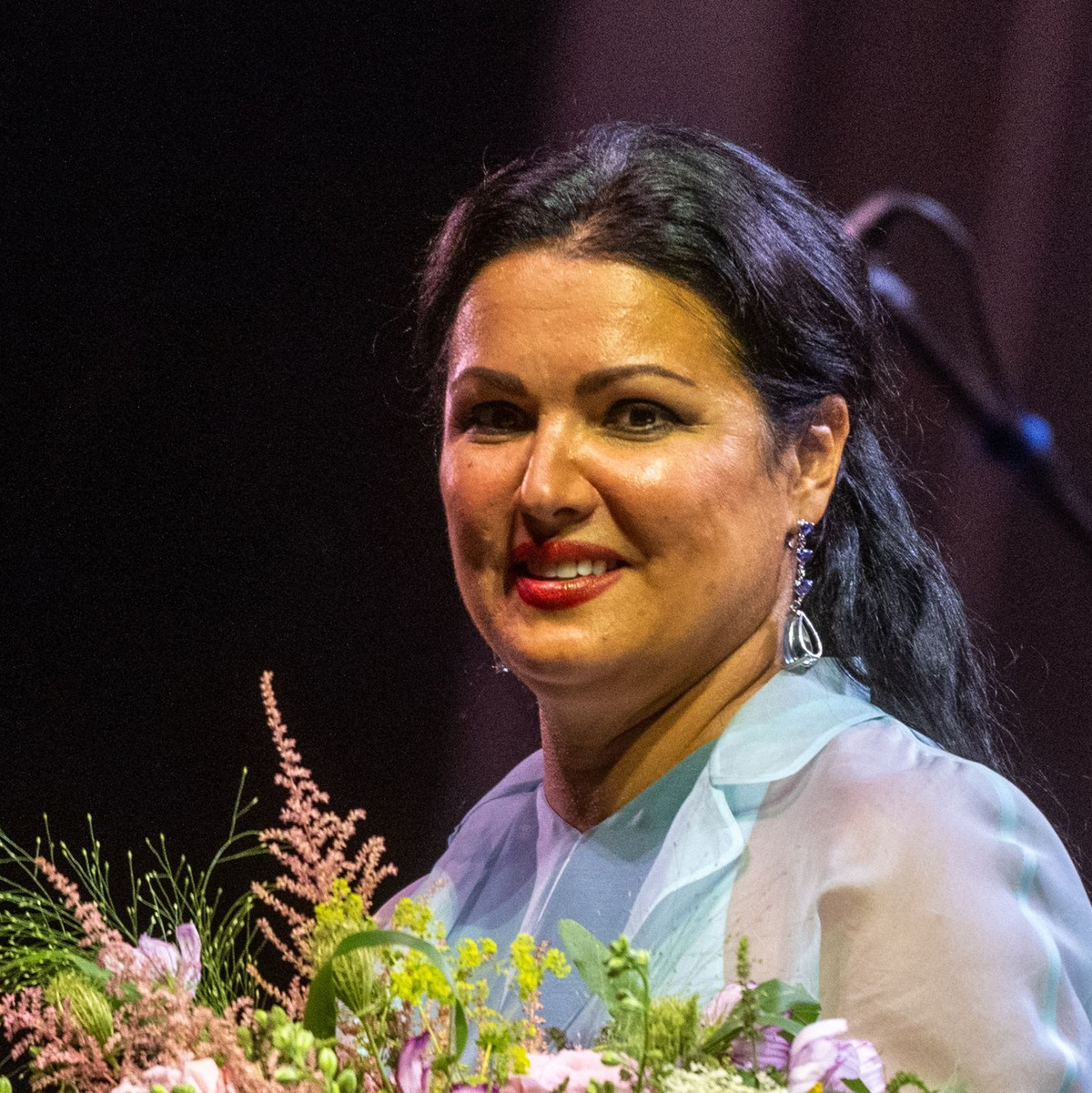 Der russische Opernstar Anna Netrebko steht im Innenhof des Fürstenschlosses St. Emmeram in Regensburg. - Foto: Armin Weigel/dpa