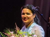 Der russische Opernstar Anna Netrebko steht im Innenhof des Fürstenschlosses St. Emmeram in Regensburg. - Foto: Armin Weigel/dpa
