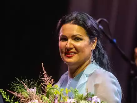 Der russische Opernstar Anna Netrebko steht im Innenhof des Fürstenschlosses St. Emmeram in Regensburg. - Foto: Armin Weigel/dpa